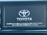 起動時には案内表示が現れ、画面を通じて車載ナビ・オーディオの利用を始められます。走行中の画面操作を控える注意表示もあり、安全に配慮して使える装備です。