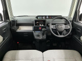 【インパネ】運転のしやすさを最優先に設計された見晴らしの良いフロントビュー。車両間隔が掴みやすく狭い道でも安心♪「安全」と「品質」を最優先に、安心してお乗りいただけるクルマを提供いたします。