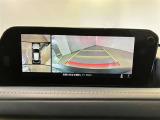 【パノラミックビューモニター】映像で、見づらい車両周辺の確認をアシスト。クルマを真上から見ているような映像を表示。 運転席から確認しにくい車両周囲の状況を把握。