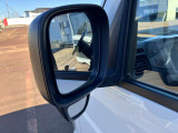 運転席から見えにくい部分をサブミラーで確認でき、巻き込み確認ができます。