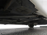 気になる中古車の下廻り。もちろん、納車時には整備スタッフによる点検を実施致しますので安心してご購入いただけます。