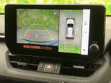画面には後方の映像と車両周囲の俯瞰表示が並び、駐車時に周辺を確認する目安として活用できます。表示を切り替えながら状況を把握できるため、車庫入れや狭い場所での操作をサポートします。
