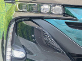 【LEDヘッドライト】悪天候や夜間走行時も良好な視界を確保し安心して運転できる高輝度LEDヘッドライトを装備!点灯速度が早く、消費電力も抑えられています。