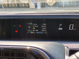 速度やシフト位置、警告灯などの情報が前方の画面にまとまり、運転中も必要な表示を確認しやすい構成です。走行に関わる情報を把握しやすく、日々の運転をサポートします。