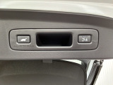 運転席とリアゲート本体に開閉スイッチを装備し、とても便利な電動リアゲート!