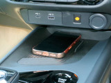 ワイヤレス充電器(メーカーオプション)。Qi規格対応スマートフォン充電器を、センターコンソールに増備。USBコードを接続することなく、手軽に充電出来ます。
