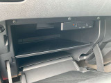 グローブボックスは奥行きがあり、日常品や車検証、その他の収納に便利です!