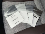 メンテナンスノート、取扱説明書ですね。 車の情報が凝縮されています。 車の整備記録が記載されている大事な物ですよ。