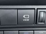 自宅の駐車場からの出庫時や狭い路地でのすれ違い時に大活躍する「VIEWスイッチ」を搭載しています!車の周囲の様子をいつでもモニターに映し出せるため歩行者や障害物の有無を確認できます