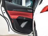 ドアトリムにも上質なレザーを満遍なく使用。室内の雰囲気はさらにラグジュアリーに。