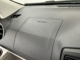 【助手席エアバッグ】SRSエアバッグとはシートベルトの働きを補助して衝突した時に乗員の衝撃を軽減するシートベルト併用式エアバッグ。前面衝突時に瞬時に膨らみ、頭部と胸部の衝撃を軽減します。