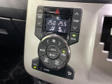 【オートエアコン】一度お好みの温度に設定すれば、車内の温度を検知し風量や温度を自動で調整。暑い&hellip;寒い&hellip;と何度もスイッチ操作をする必要はありません。快適な車内空間には必須の機能ですね♪