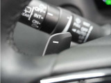 ◆減速セレクター装備◆ステアリングホイールの左右に取り付けられた2つのパドルスイッチで減速の強さを調整。 左側の「-」を操作すると減速を強く、右側の「+」を操作すると減速を弱くすることができます。