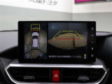 パノラミックビューモニター付きです。車両を上から見たような映像をディスプレイオーディオ画面に表示。運転席からの目視だけでは見にくい、車両周辺の状況をリアルタイムでしっかり確認できます。