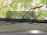 運転席前方には情報を表示する小型の画面を備え、視線を大きく動かさずに表示を確認できます。必要な情報を前方に映し出すことで、日々の運転をサポートする装備です。