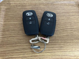 【スマートキー】 スマートキーを携帯していれば、ドアハンドルのボタンを押してロックの解除ができ、パワースライドドア(左側)もワンタッチで開閉できます。