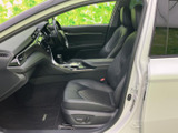 運転席からの視界は広く、運転操作もスムーズに行えます。快適なドライビングポジションを実現。運転に集中できる空間です。シートの状態も良好です。