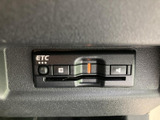 ETC車載器を運転席まわりに備え、高速道路の料金所を通る際に便利です。カードの挿入口や各ボタンが確認しやすく、日常のお出かけから遠出まで活用できます。