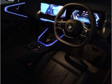 【ハンドル】ドライバーとBMW車の一体感がダイレクトに伝わるステアリングホイール。形状・太さへの拘りに加えて、操作性を高める為にスイッチ類も配置。クイックかつ安定のドライビングを体感下さい!