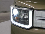 LEDヘッドランプを採用し、さらに面発光のクリアランスランプが個性的な表情を演出しています。