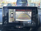 車両周辺の映像と車両位置の表示を確認でき、駐車時の周囲確認をサポートします。画面上に目安となる線も表示されるため、ゆっくり移動する際の確認に役立ちます。