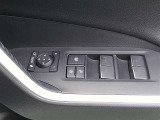 運転席内側の操作ボタンはミラーの位置やウインドウの開閉が手元で操作できます。