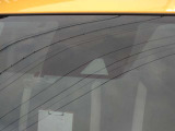 フロントカメラでクルマや人を見つけて衝突被害を軽減するエマージェンシーブレーキ搭載。クルマが安全運転のお手伝いをしてくれます。