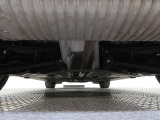 気になる中古車の下廻り。もちろん、納車時には整備スタッフによる点検を実施致しますので安心してご購入いただけます。