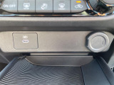 【USB端子】USB接続もついていますので携帯などの電子機器の充電にも使えて便利です♪
