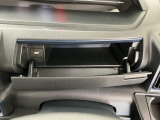 【インパネアッパーボックス】サッと取り出せてサッとしまえる、運転席の目の前にはボックスが装備されております!薄型のボックスティッシュなど収納可能☆