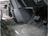 運転席フロア。体格を問わず心地よいドライビングポジションがとれるよう各ペダルが配置されています!