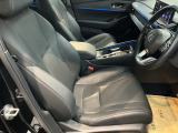 運転席は、大きな座面と包み込むような背もたれがドライバーの身体全体をしっかり支えます。上質なシート素材と座り心地のよいクッションを採用し、長時間の運転やコーナーの多い道も快適です。