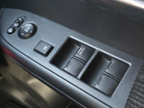 各席のパワーウインドウを手元で操作可能。使い勝手の良い設計です。