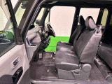 フロントは質感の高いフルファブリック&times;ソフトレザー調ベンチシートタイプ。座面も広く、シート厚さもあり、座り心地が良く、使い勝手がいいですよ!