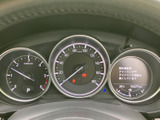 速度やエンジン回転数などを確認できるメーターを、運転席から見渡しやすく配置しています。中央と左右に情報がまとまり、走行中に必要な表示を確かめやすい構成です。