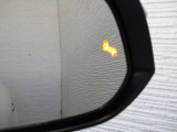 隣車線を走る車両をレーダーで検知し、ドアミラーでは確認しにくい後側方エリアに存在する車両に加え、急接近してくる車両も検知します。車両を検知するとドアミラーに搭載されたLEDインジケーターが点灯します。