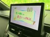 停車中にテレビ番組などの映像を楽しめる画面を備えています。待ち時間にニュースや番組を視聴できるため、車内で過ごすひとときにも活用いただける便利な装備です。