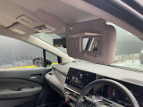 運転席には鏡付きのサンバイザーが付いていますので便利です。