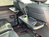 前席背面には格納式のテーブルを装備。ちょっとした荷物が掛けられて便利なコンビニフック付です。