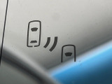 【ブラインドスポットモニター】走行中、ドアミラーの死角になりやすい箇所に後続車が接近するとサイドミラーのレンズに警告を表示!ドライバーに注意喚起をしてくれます。