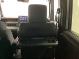 前席背面には格納式テーブルが付いており、休憩時のちょっとした小物置きに使えて便利です。