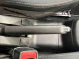 前席の間にパーキングブレーキが配置され、運転席から手元で位置を確認しやすいレイアウトです。シートベルトのバックルも近くにあり、乗車時の動作をスムーズに行えます。