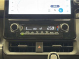 お好みの温度に設定すれば、車内の温度を検知し自動で調整してくれるオートエアコン!暑い、寒いと何度もスイッチを操作しなくても済みます☆☆