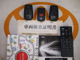 スマートキー&エンジンスターター&後席モニター用リモコン付。取扱説明書とメンテナンスノートもあります☆品質評価シート付いてます!トヨタ認定中古車ライト!!