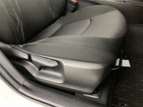 運転席の画像です。十分なスペースがあり、ゆったりした状態で運転していただけます♪