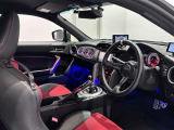 高いホールド性で運転姿勢が安定します。