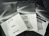 メンテナンスノート、取扱説明書ですね。 車の情報が凝縮されています。 車の整備記録が記載されている大事な物ですよ。