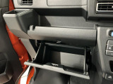 【収納部】パッと手に取りたい小物の置き場に便利。その他、沢山の収納部がございます。