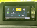 FMやAM、ディスク、Bluetooth Audioなど、画面上で選べる音源が一覧になっています。使いたい項目を見比べやすく、日常の移動中も好みの音源を選択できます。