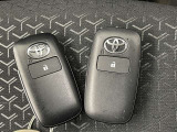 スマートキーをポケットやバッグに携帯していれば、キーを取り出すことなくドアハンドルを握り解錠、ドアハンドルのセンサーに触れるだけで施錠できます。